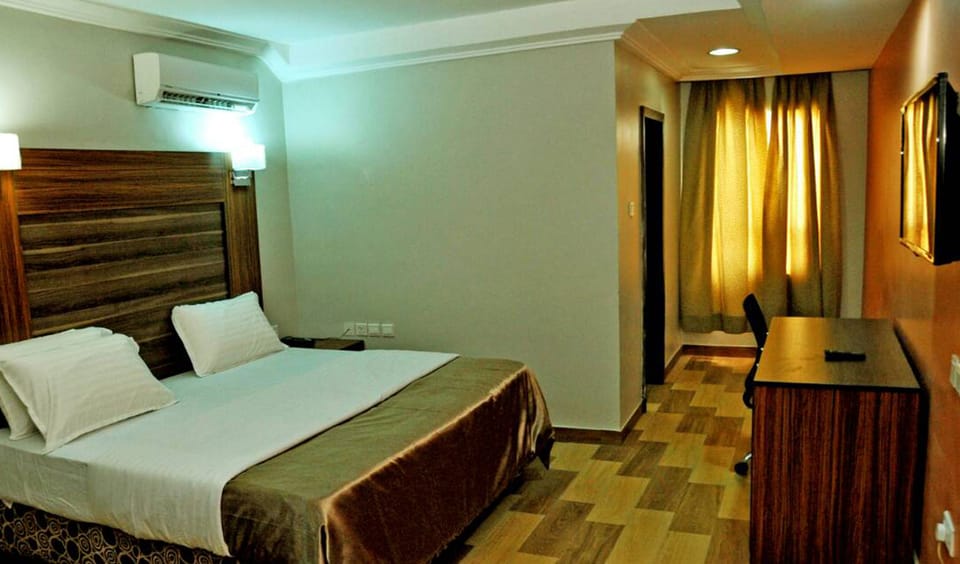 In-room safe, desk, laptop workspace, free WiFi