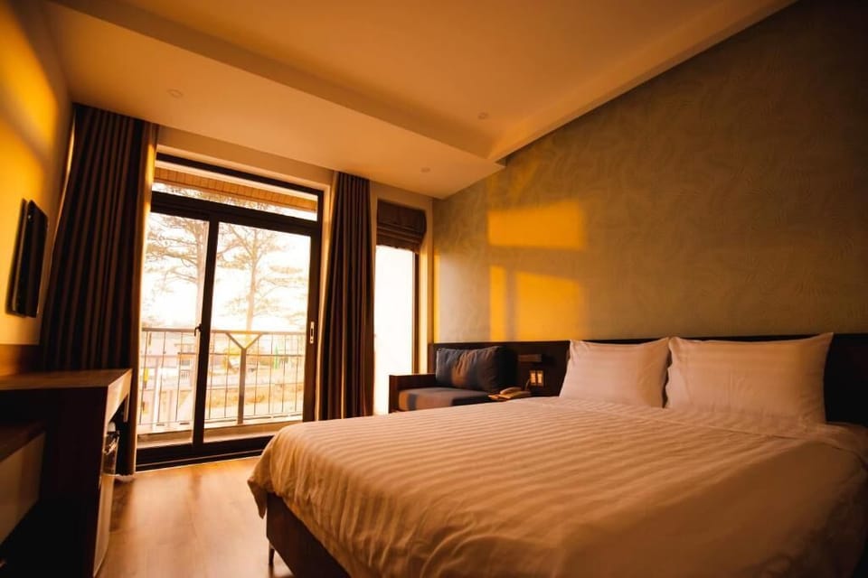 Minibar, desk, blackout drapes, soundproofing