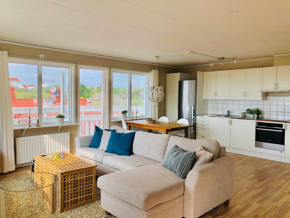 Apartment Suite 410, with bedsofa - (sheets and cleaning not included) | Living area | TV