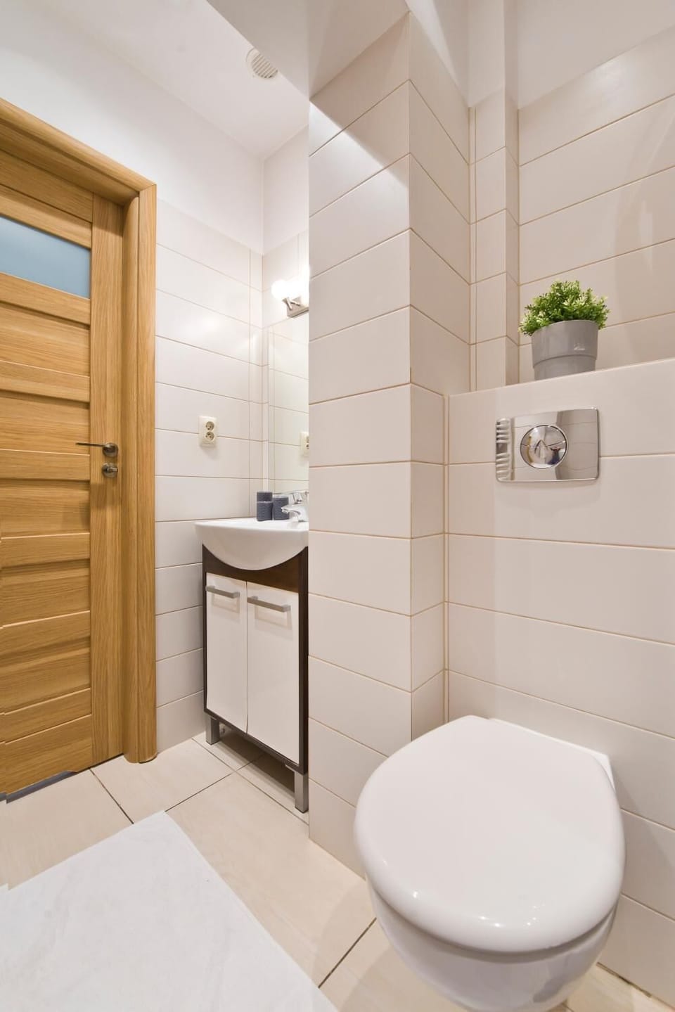 Shower, hair dryer, towels, shampoo