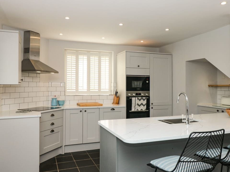 Cottage | Private kitchen | Dishwasher, cookware/dishes/utensils