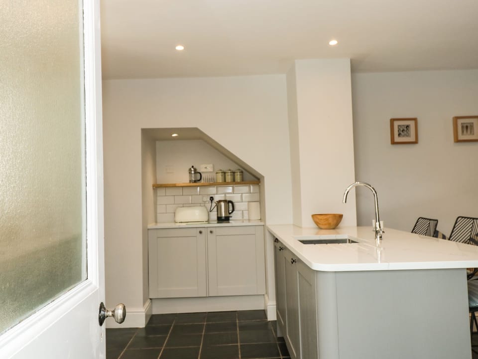 Cottage | Private kitchen | Dishwasher, cookware/dishes/utensils