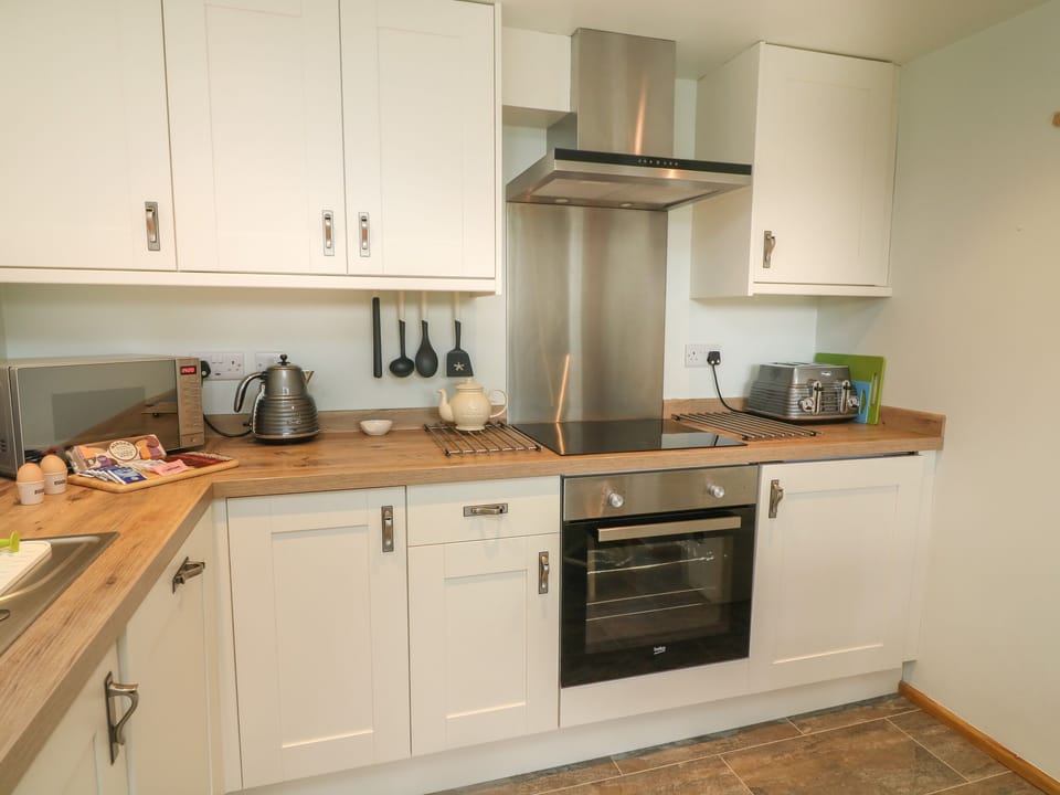 Cottage | Private kitchen | Fridge, microwave, stovetop, dishwasher