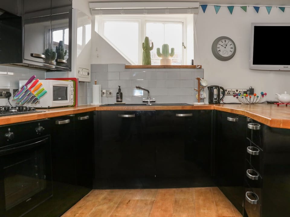 Cottage | Private kitchen | Fridge, stovetop, dishwasher, cookware/dishes/utensils