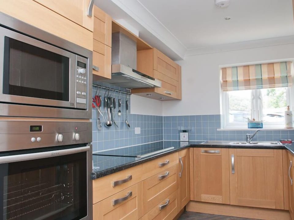 Cottage | Private kitchen | Fridge, dishwasher, cookware/dishes/utensils