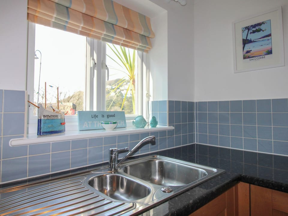 Cottage | Private kitchen | Fridge, dishwasher, cookware/dishes/utensils