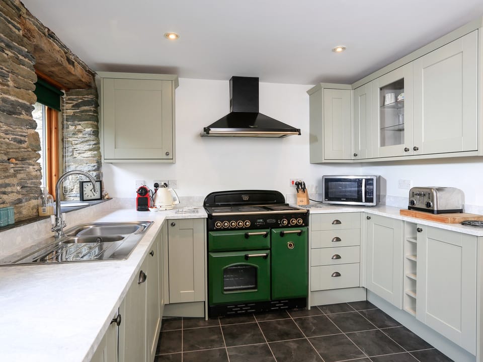 Cottage | Private kitchen | Dishwasher, cookware/dishes/utensils