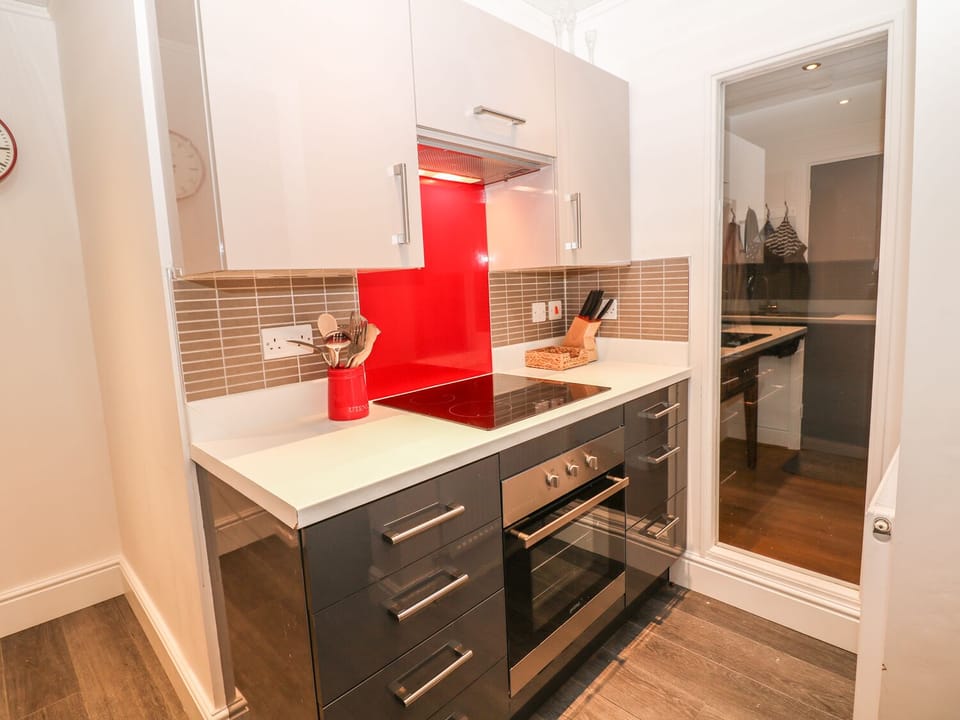 Cottage | Private kitchen | Microwave, stovetop, electric kettle, toaster