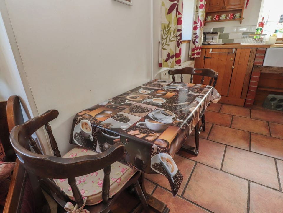 Cottage | Dining