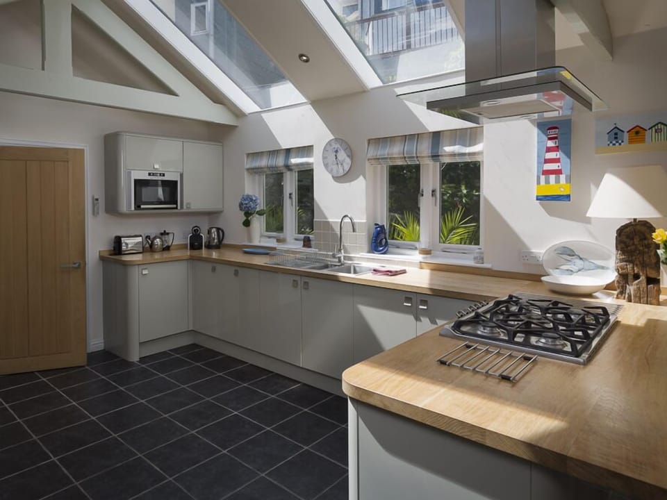 Cottage | Private kitchen | Dishwasher, cookware/dishes/utensils