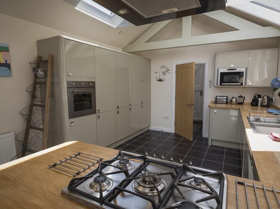 Cottage | Private kitchen | Dishwasher, cookware/dishes/utensils