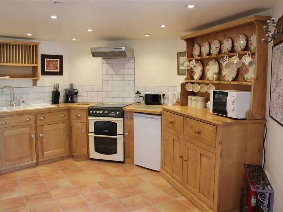Cottage | Private kitchen | Fridge, oven, stovetop, dishwasher