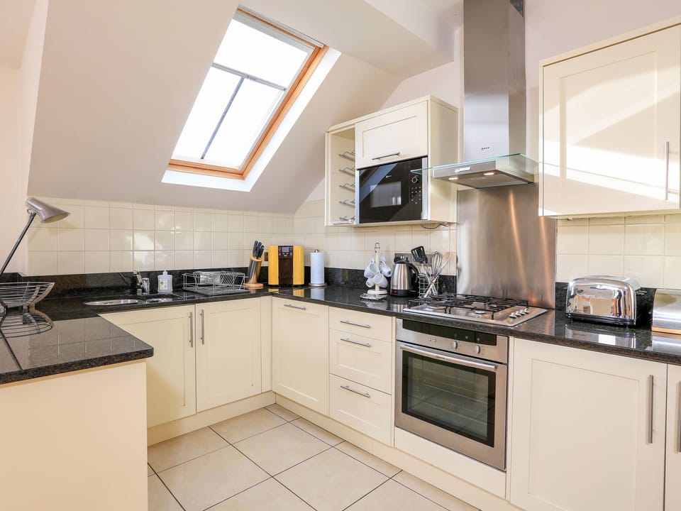 Cottage | Private kitchen | Dishwasher, cookware/dishes/utensils