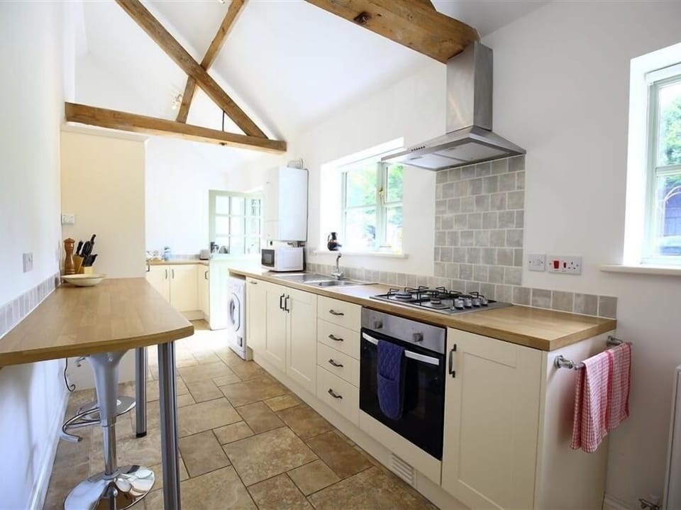 Cottage | Private kitchen | Fridge, microwave, stovetop, dishwasher