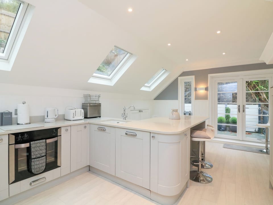 Cottage | Private kitchen | Fridge, stovetop, dishwasher, cookware/dishes/utensils