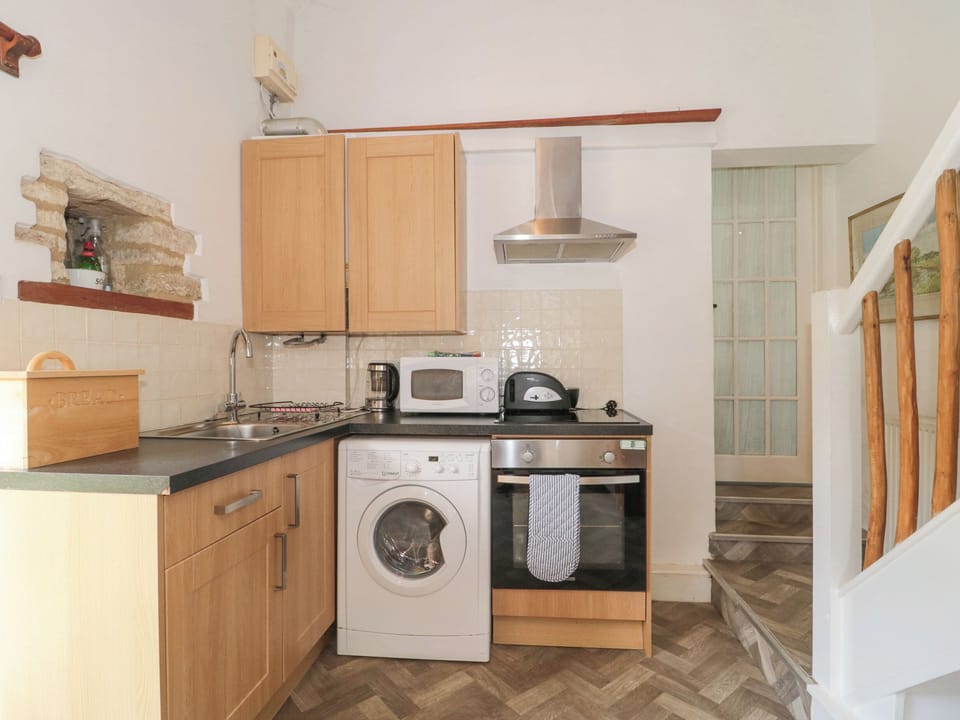 Cottage | Private kitchen | Fridge, microwave, stovetop, electric kettle