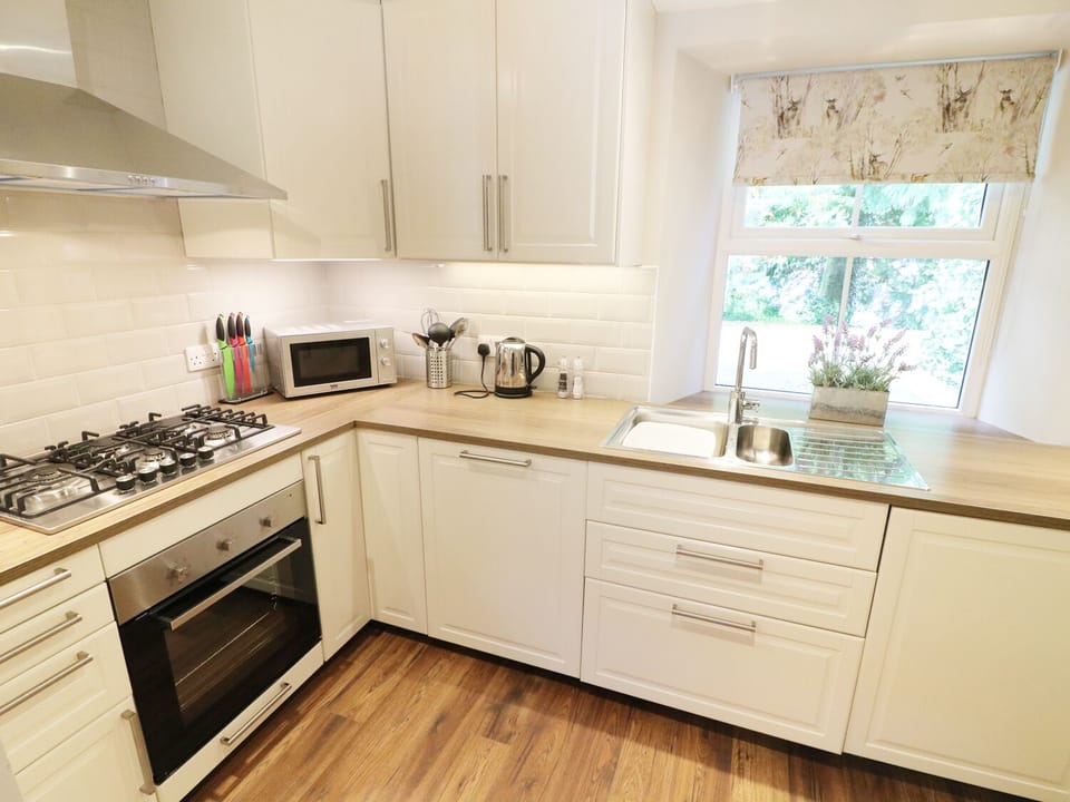 Cottage | Private kitchen | Fridge, dishwasher, cookware/dishes/utensils