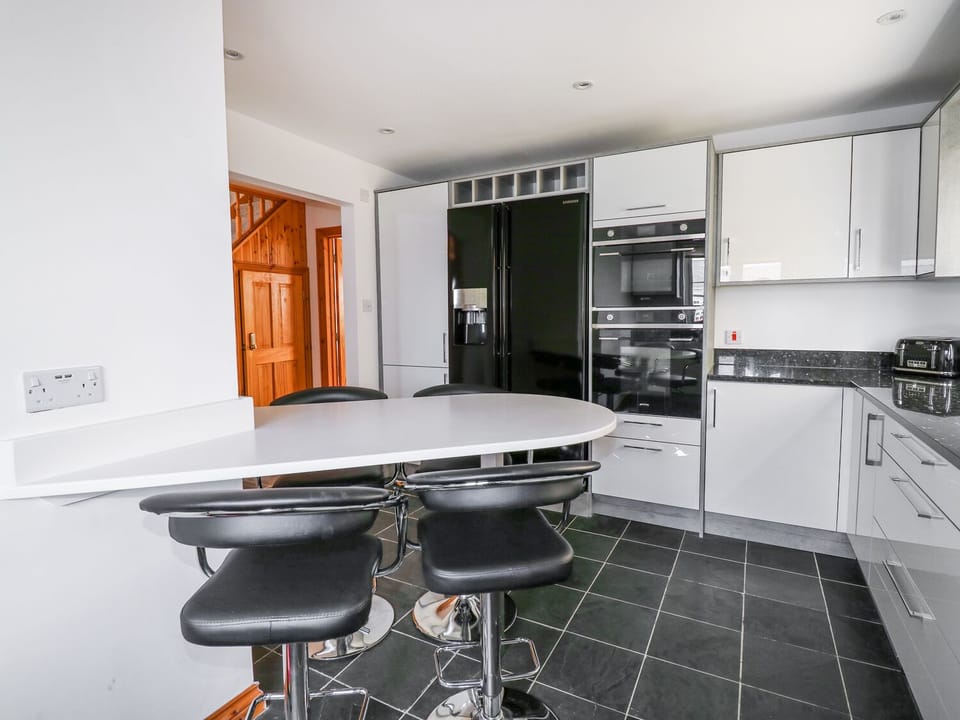 Cottage | Private kitchen | Stovetop, dishwasher, highchair, cookware/dishes/utensils