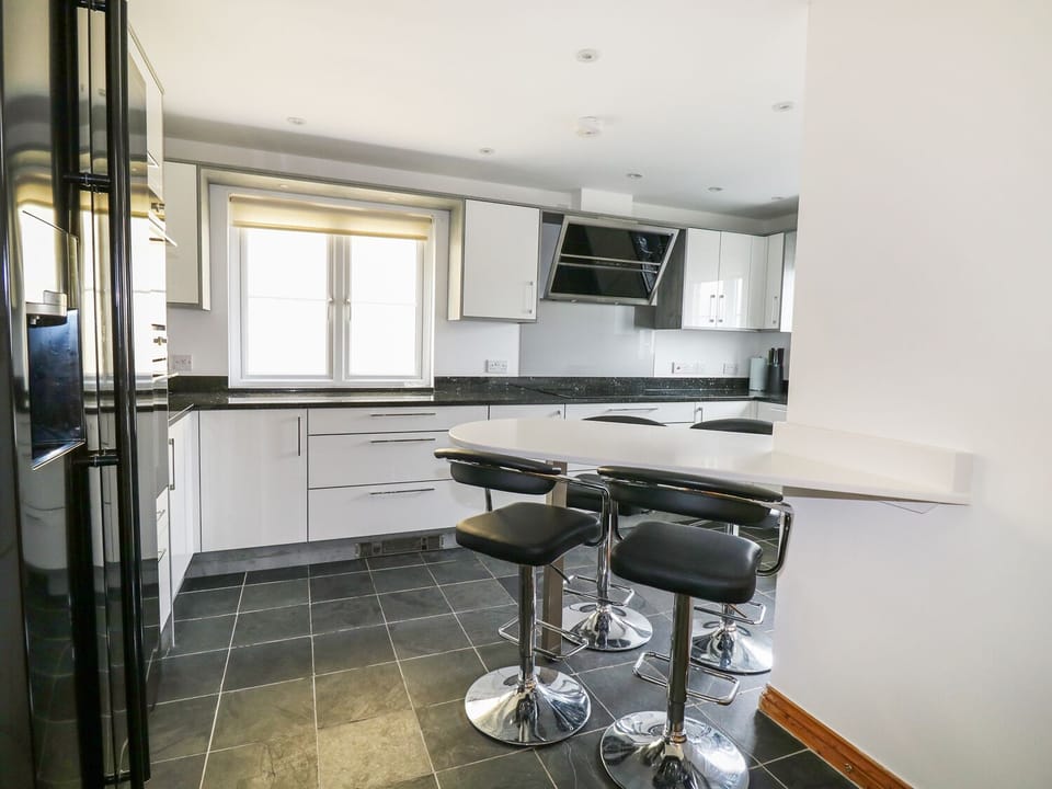 Cottage | Private kitchen | Stovetop, dishwasher, highchair, cookware/dishes/utensils