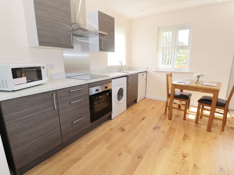 Cottage | Private kitchen | Microwave, stovetop, dishwasher, cookware/dishes/utensils