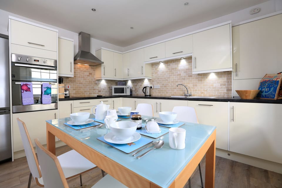Cottage | Private kitchen | Stovetop, dishwasher, cookware/dishes/utensils