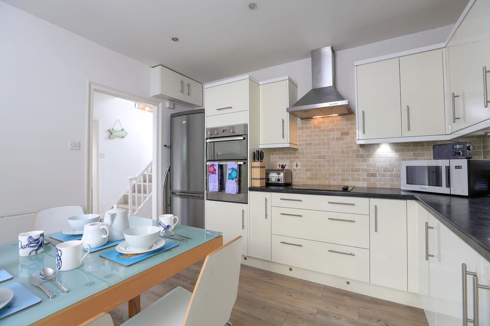 Cottage | Private kitchen | Stovetop, dishwasher, cookware/dishes/utensils