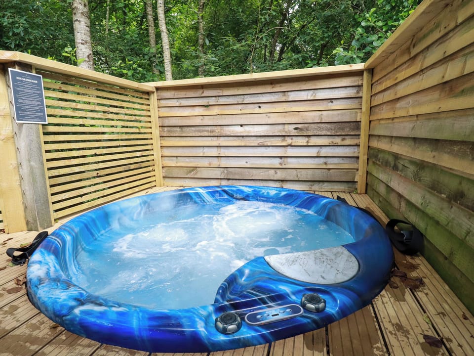 Cottage | Outdoor spa tub