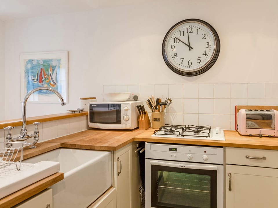 Cottage | Private kitchen | Fridge, microwave, stovetop, cookware/dishes/utensils
