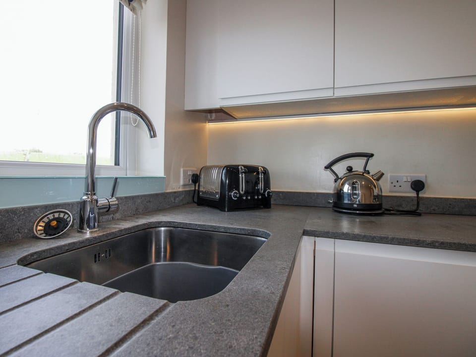 Cottage | Private kitchen | Dishwasher, cookware/dishes/utensils