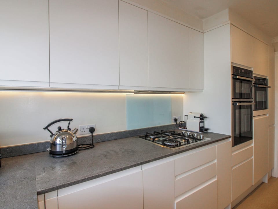 Cottage | Private kitchen | Dishwasher, cookware/dishes/utensils