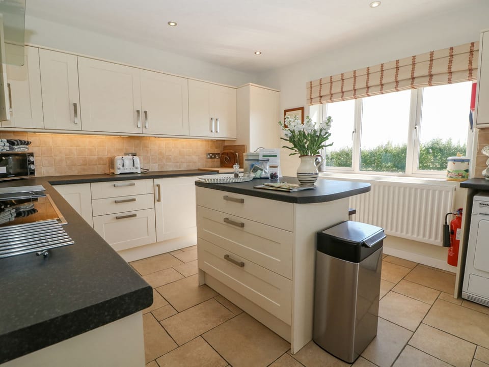 Cottage | Private kitchen | Fridge, microwave, stovetop, dishwasher