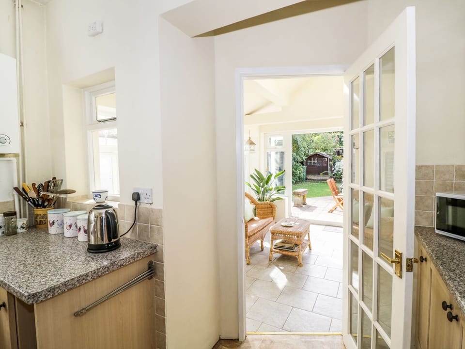 Cottage | Private kitchen | Microwave, stovetop, dishwasher, cookware/dishes/utensils