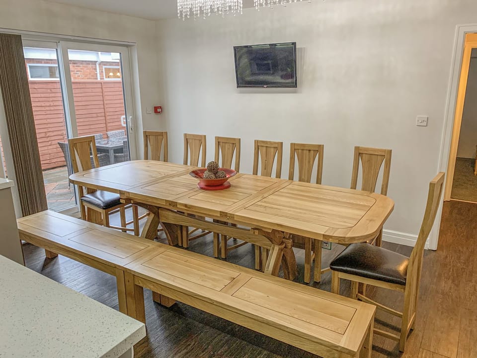 Cottage | Private kitchen | Dishwasher, highchair, cookware/dishes/utensils