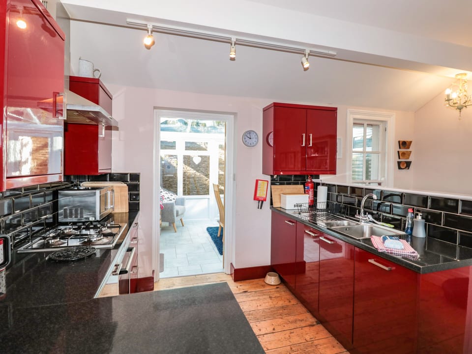 Cottage | Private kitchen | Fridge, microwave, stovetop, dishwasher