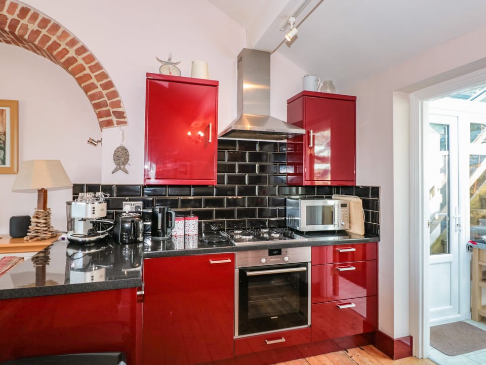 Cottage | Private kitchen | Fridge, microwave, stovetop, dishwasher