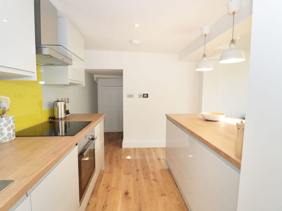 Cottage | Private kitchen | Microwave, stovetop, dishwasher, cookware/dishes/utensils