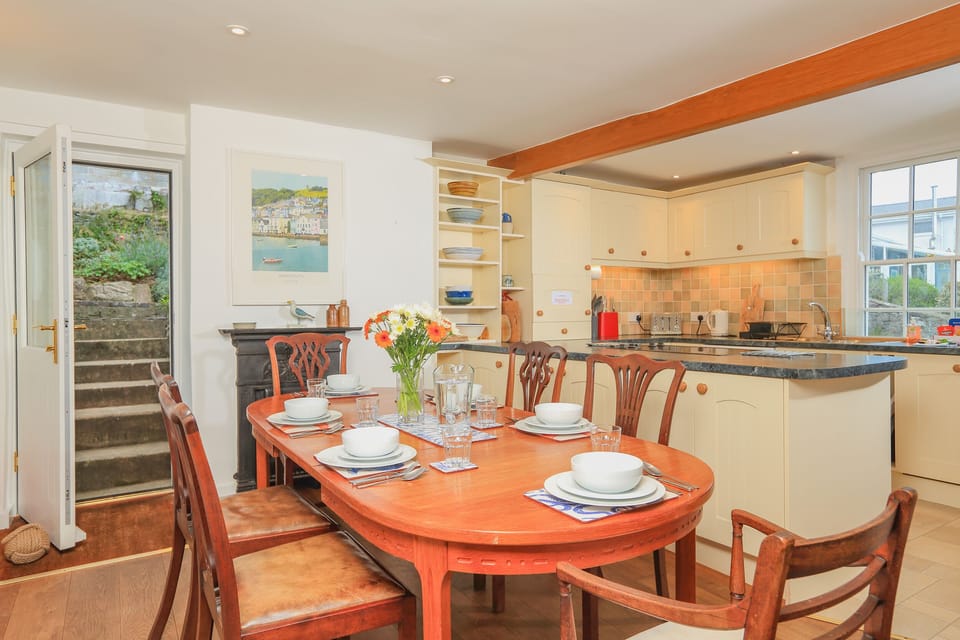 Cottage | Private kitchen | Microwave, stovetop, dishwasher, cookware/dishes/utensils