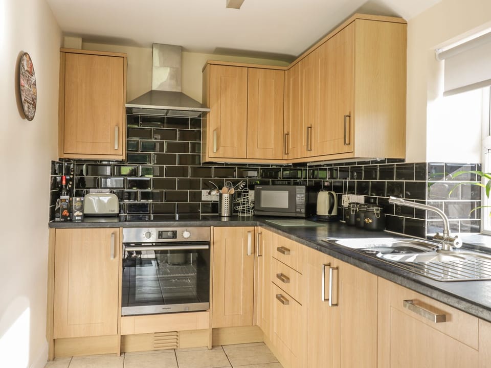 Cottage | Private kitchen | Fridge, microwave, stovetop, dishwasher