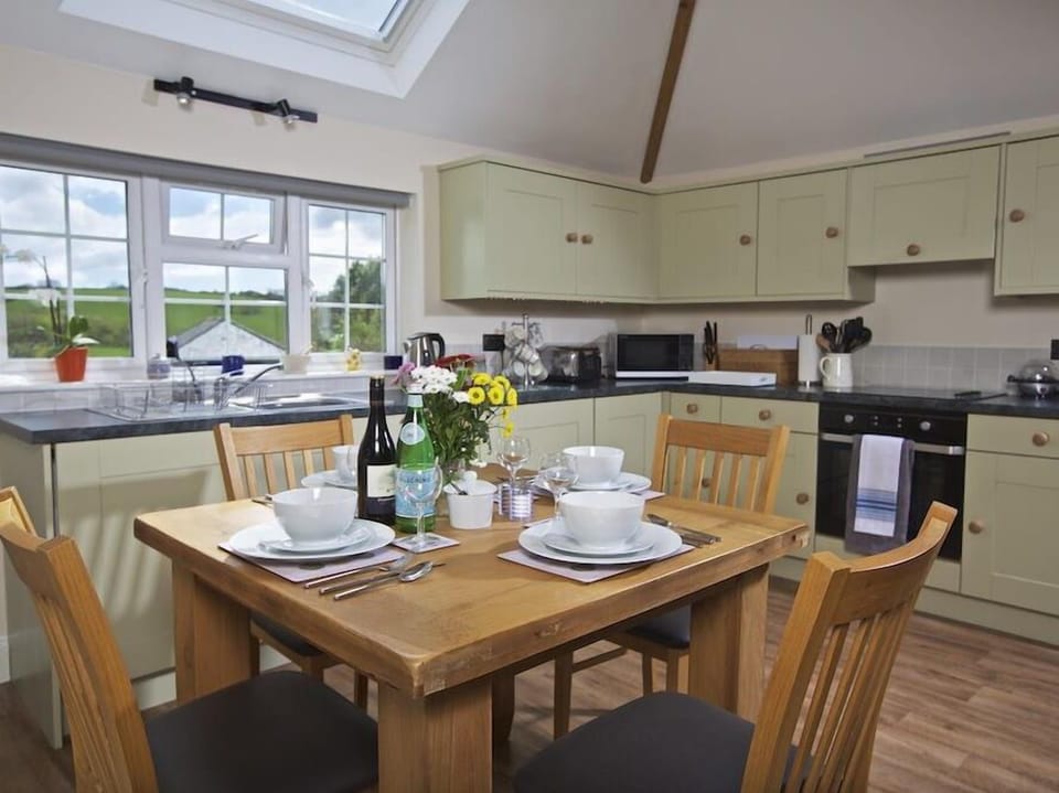Cottage | Private kitchen | Fridge, microwave, stovetop, dishwasher