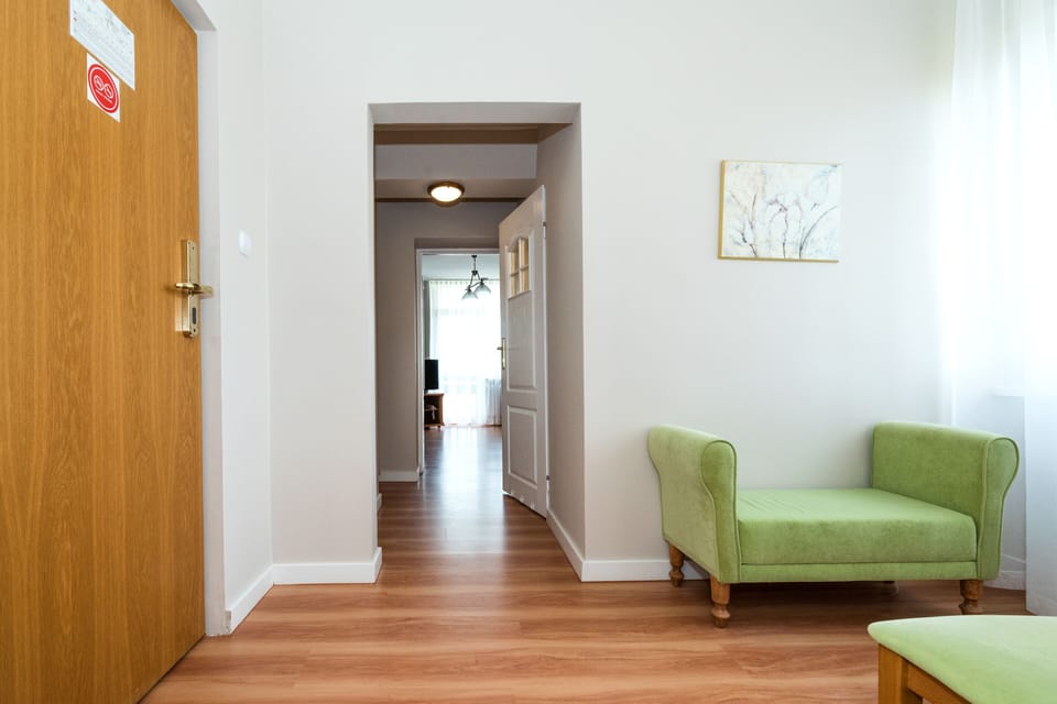 Studio Suite | Living room | 32-inch plasma TV with satellite channels, TV