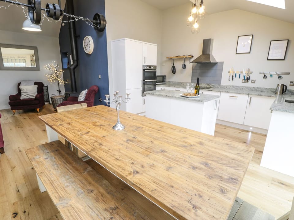Cottage | Private kitchen | Fridge, microwave, dishwasher, highchair
