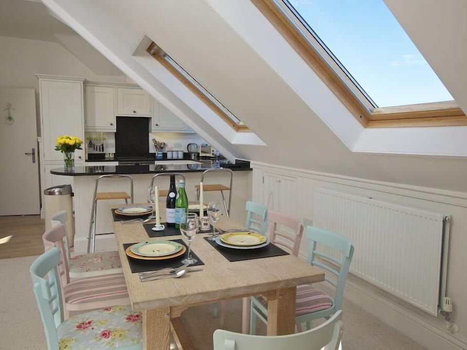 Cottage | Private kitchen | Dishwasher, cookware/dishes/utensils