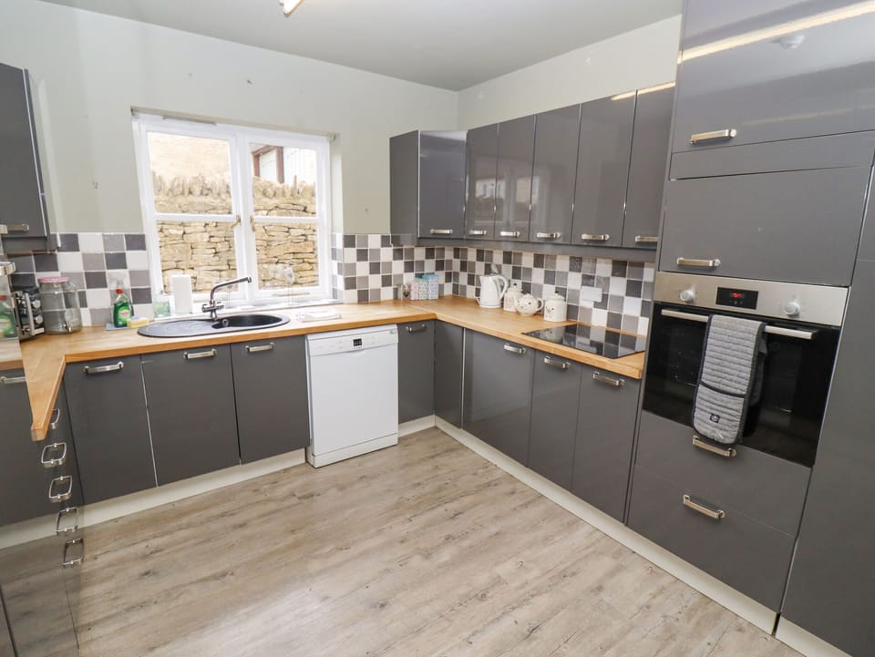 Cottage | Private kitchen | Fridge, microwave, dishwasher, cookware/dishes/utensils