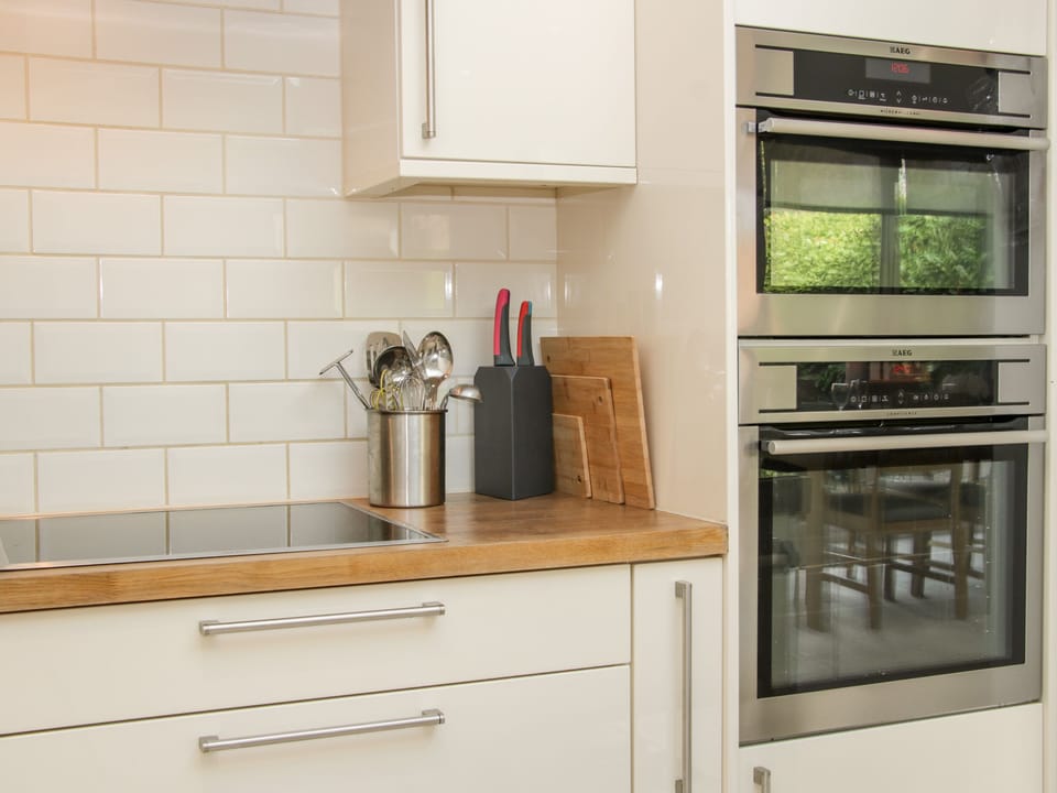 Cottage | Private kitchen | Stovetop, dishwasher, cookware/dishes/utensils