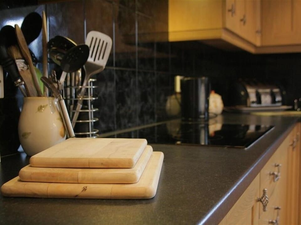 Cottage | Private kitchen | Fridge, microwave, stovetop, dishwasher