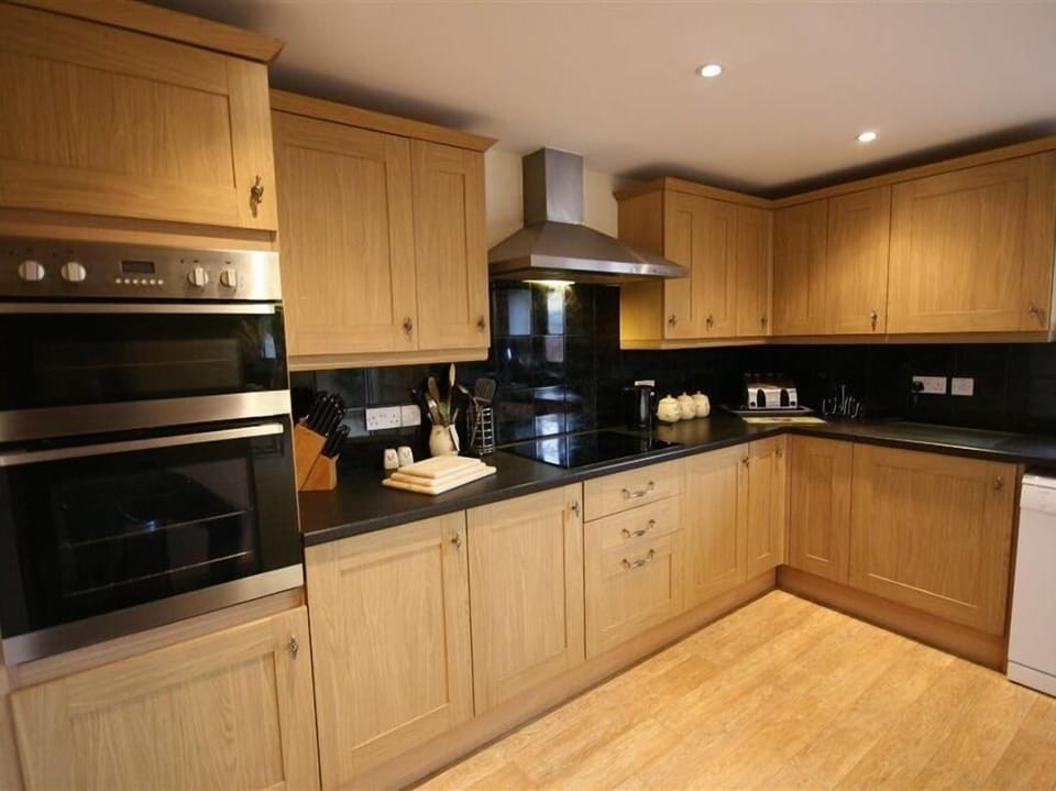 Cottage | Private kitchen | Fridge, microwave, stovetop, dishwasher