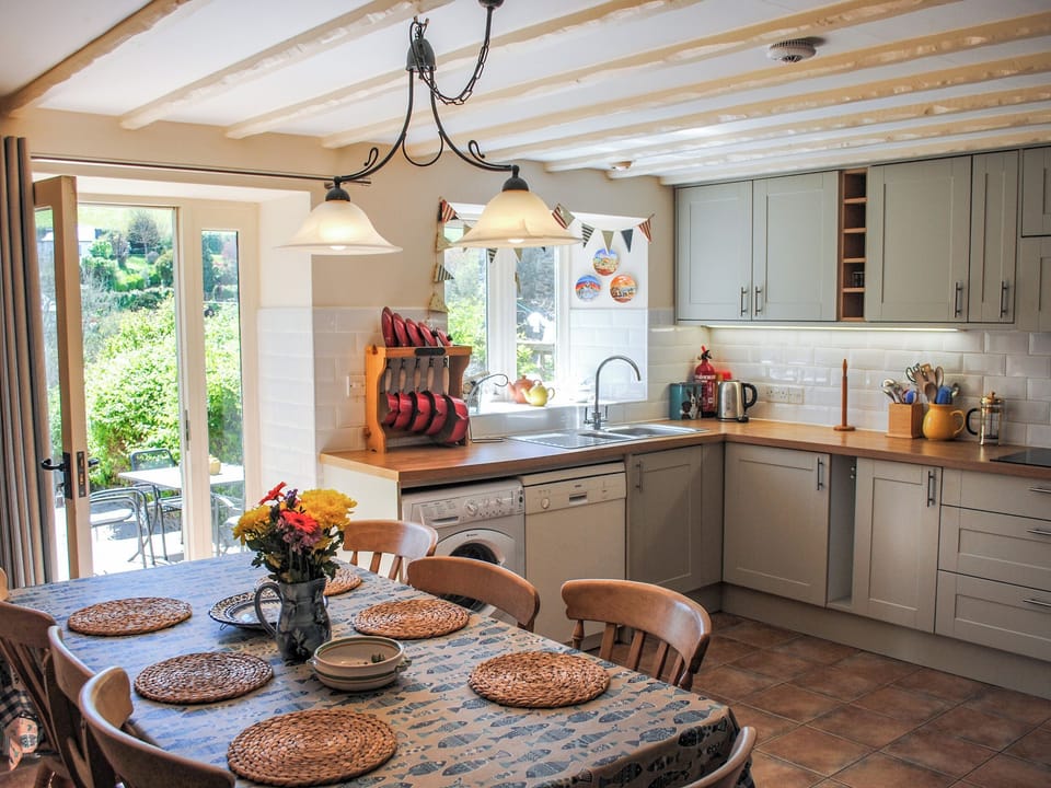 Cottage | Private kitchen | Microwave, stovetop, dishwasher, cookware/dishes/utensils