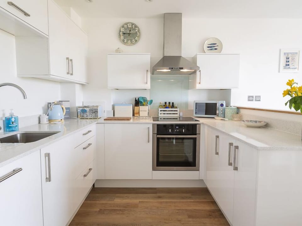 Cottage | Private kitchen | Microwave, stovetop, dishwasher, highchair