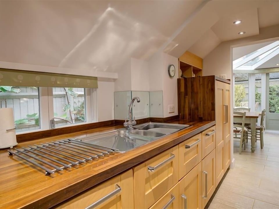 Cottage | Private kitchen | Fridge, microwave, stovetop, dishwasher