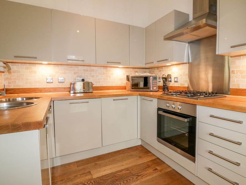 Cottage | Private kitchen | Dishwasher, cookware/dishes/utensils